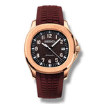 Montre Seiko automatique élégante avec cadran marron texturé et index luminescents. Boîtier en or rose poli, fonction date à 3 heures, et bracelet en caoutchouc marron. Design raffiné pour une touche de luxe contemporain.