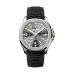 Montre Seiko automatique avec cadran argenté à motif quadrillé et index blancs luminescents. Boîtier en acier inoxydable, fonction date à 3 heures, et bracelet en caoutchouc noir texturé. Une élégance intemporelle mêlée à un design moderne.