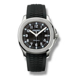 Montre Seiko automatique avec cadran noir texturé et index luminescents blancs. Boîtier en acier inoxydable poli, bracelet en caoutchouc noir sportif et fonction date à 3 heures. Design robuste et élégant pour un usage quotidien.