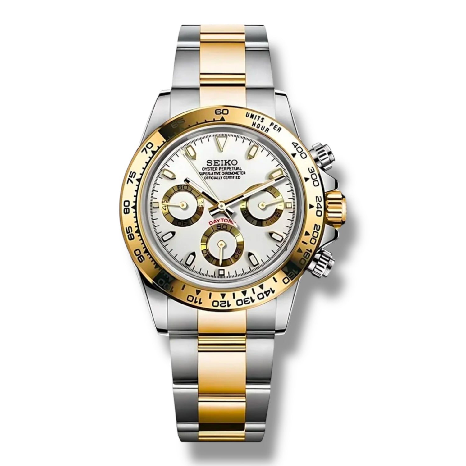 Montre Seiko personnalisée bicolore avec cadran blanc nacré, trois sous-cadrans dorés, et lunette tachymétrique dorée gravée. Bracelet en acier inoxydable et effet or, avec finitions élégantes et bouton poussoir latéral.