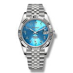 Montre Seiko automatique avec cadran bleu ciel éclatant décoré de chiffres arabes dorés. Boîtier en acier inoxydable, lunette cannelée et bracelet Jubilee argenté. Étanche jusqu'à 200 mètres avec fonction date à 3 heures.