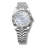 Montre Seiko Arabic White en acier inoxydable – Cadran blanc texturé avec chiffres arabes argentés, mouvement automatique et lunette cannelée. Bracelet Jubilee en acier pour un style élégant et raffiné