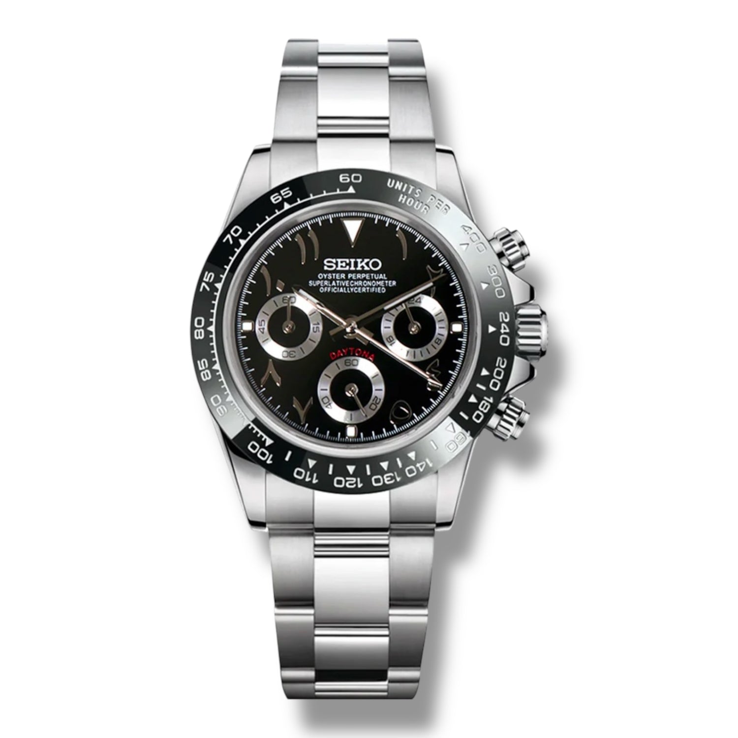Montre chronographe automatique Skona Arabic avec cadran noir et sous-cadrans contrastés. Boîtier et bracelet en acier inoxydable, lunette tachymétrique noire gravée. Design sportif et élégant.