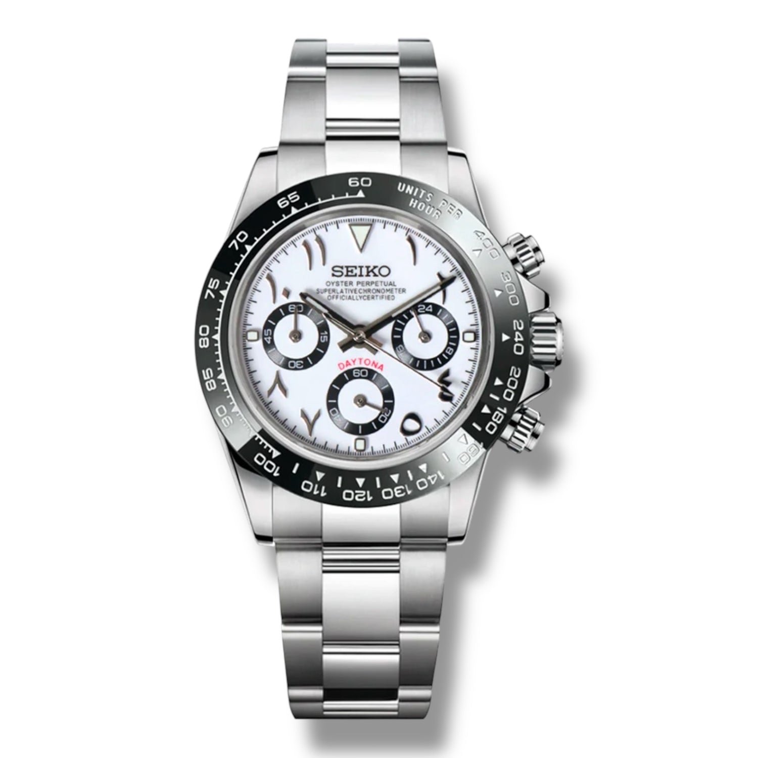 Montre Seiko avec cadran blanc immaculé et chiffres arabes stylisés noirs. Lunette noire avec gravures tachymétriques et boîtier en acier inoxydable argenté, accentuée par un bracelet en acier robuste et élégant.
