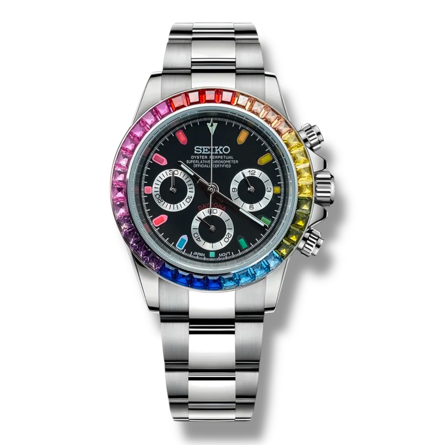 Montre Seiko personnalisée avec cadran noir élégant, trois sous-cadrans argentés et lunette sertie de cristaux multicolores formant un dégradé arc-en-ciel. Bracelet en acier inoxydable poli pour une finition moderne et sophistiquée.